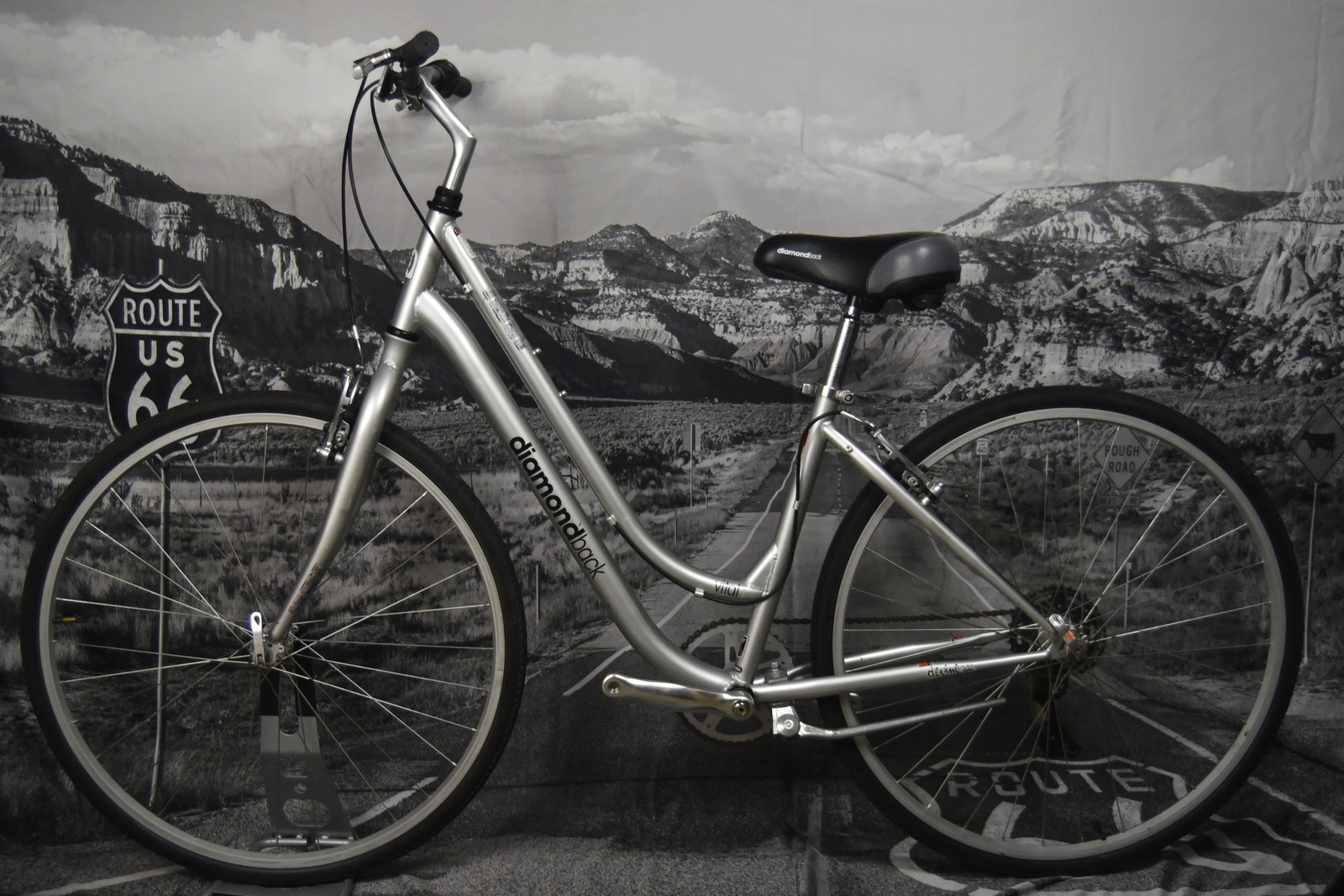 DIAMONDBACK VITAL HYBRID BIKE SIZE MEDIUM