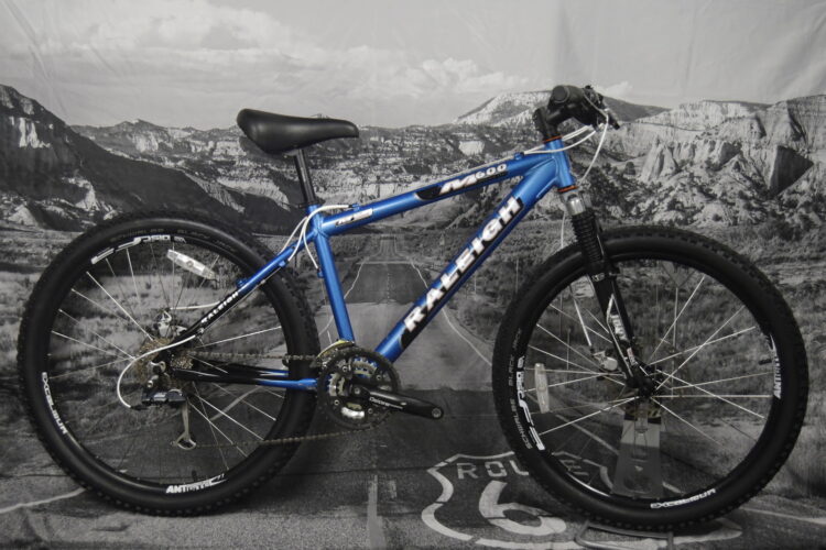 RALEIGH M600 MOUNTAIN BIKE MEDIUM