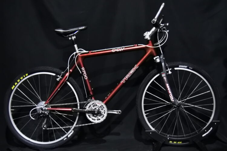 TREK OCLV 9700 MOUNTAIN BIKE SIZE LARGE, 20", 24 SPEED, CARBON, FRONT SUSP