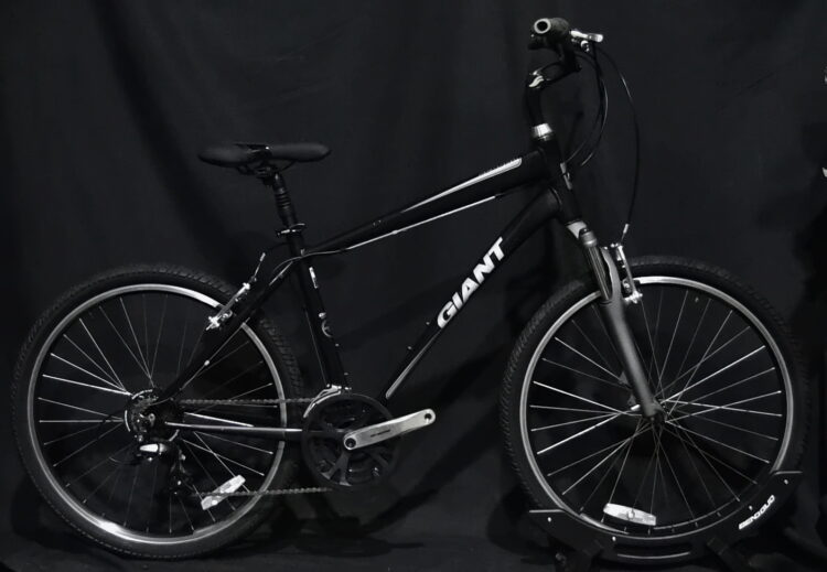 GIANT SEDONA HYBRID BIKE SIZE MEDIUM, 20", 21 SPEED, ALUM, FRONT SUSP