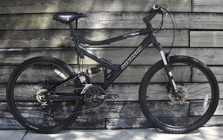WINDSOR GHOST 6900 MOUNTAIN BIKE
