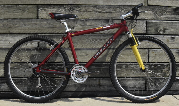 GIANT ATX 880 MOUNTAIN BIKE MEDIUM SIZE, 17", 24 SPEED, ALUM, FRONT SUSPENSION
