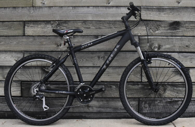 TREK 4300 MOUNTAIN BIKE