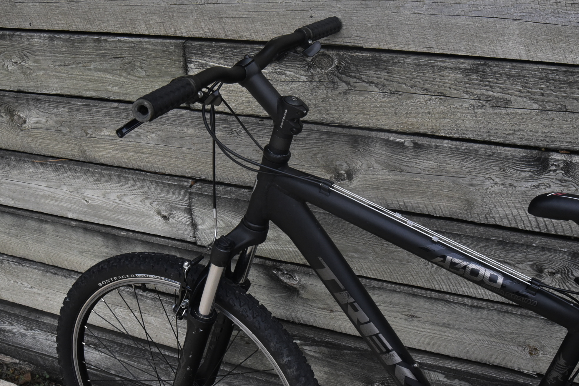 TREK 4300 MOUNTAIN BIKE SIZE LARGE, 18", 24 SPEED, ALUMINUM, FRONT SUSPENSION - Image 13